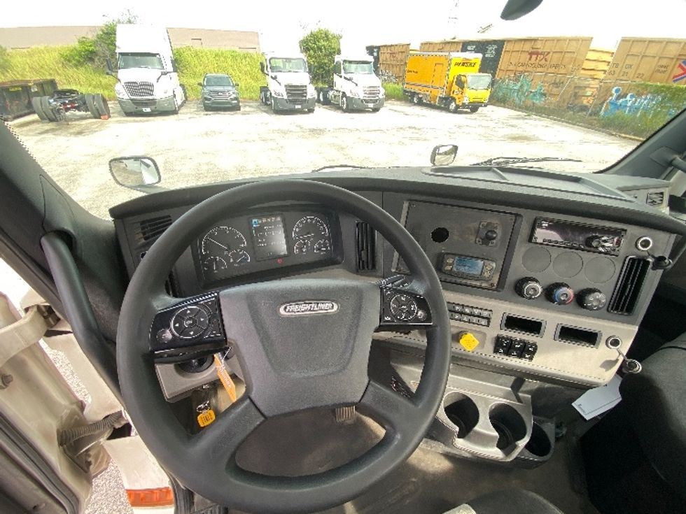 Day Cab Tractor-Heavy Duty Tractors-Freightliner-2020-T12664ST-Tampa-FL-425,431\n\t\tmiles-$ 51,000 - Image 11