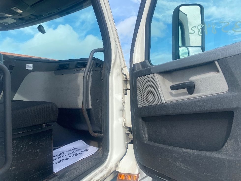 Day Cab Tractor-Heavy Duty Tractors-Freightliner-2020-T12664ST-Tampa-FL-425,431\n\t\tmiles-$ 51,000 - Image 12