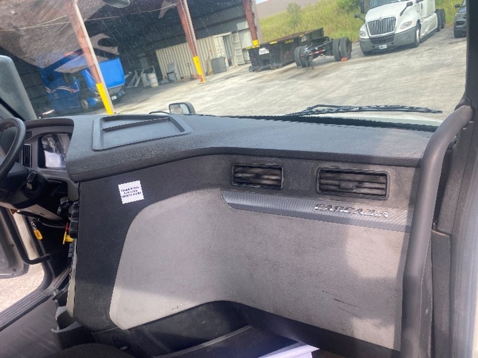 Day Cab Tractor-Heavy Duty Tractors-Freightliner-2020-T12664ST-Tampa-FL-425,431\n\t\tmiles-$ 51,000 - Image 13