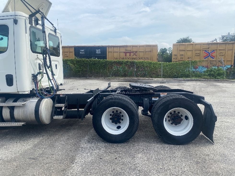 Day Cab Tractor-Heavy Duty Tractors-Freightliner-2020-T12664ST-Tampa-FL-425,431\n\t\tmiles-$ 51,000 - Image 17