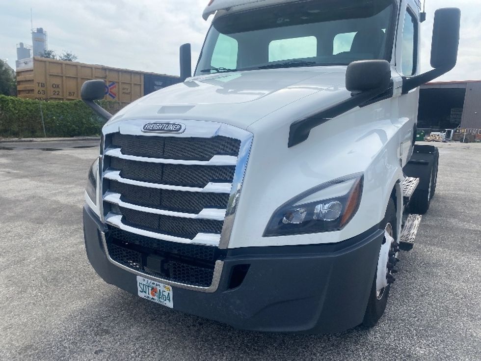 Day Cab Tractor-Heavy Duty Tractors-Freightliner-2020-T12664ST-Tampa-FL-425,431\n\t\tmiles-$ 51,000 - Image 19