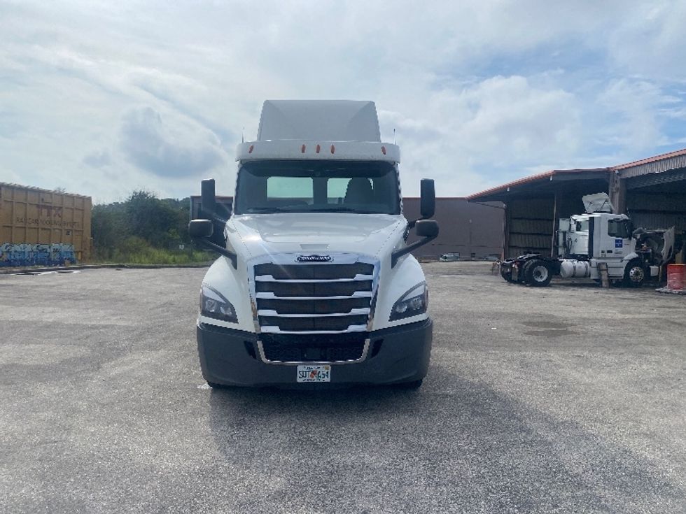 Day Cab Tractor-Heavy Duty Tractors-Freightliner-2020-T12664ST-Tampa-FL-425,431\n\t\tmiles-$ 51,000 - Image 2