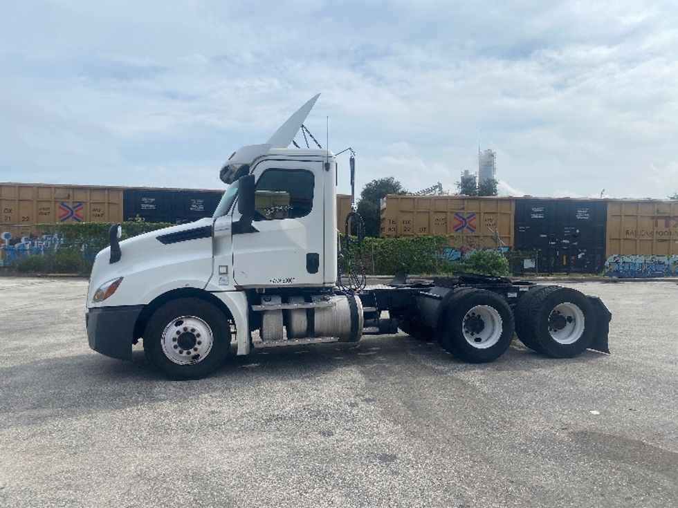 Day Cab Tractor-Heavy Duty Tractors-Freightliner-2020-T12664ST-Tampa-FL-425,431\n\t\tmiles-$ 51,000 - Image 4