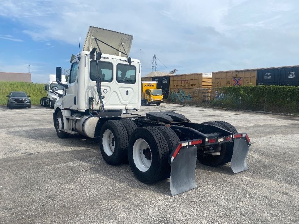 Day Cab Tractor-Heavy Duty Tractors-Freightliner-2020-T12664ST-Tampa-FL-425,431\n\t\tmiles-$ 51,000 - Image 5