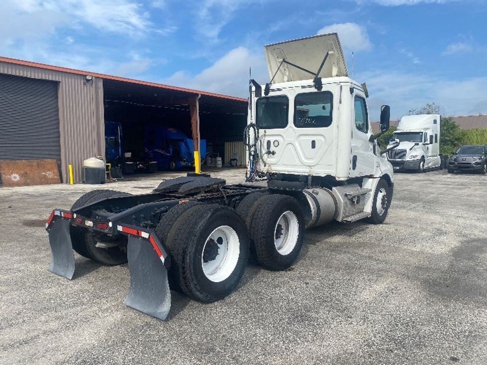 Day Cab Tractor-Heavy Duty Tractors-Freightliner-2020-T12664ST-Tampa-FL-425,431\n\t\tmiles-$ 51,000 - Image 7