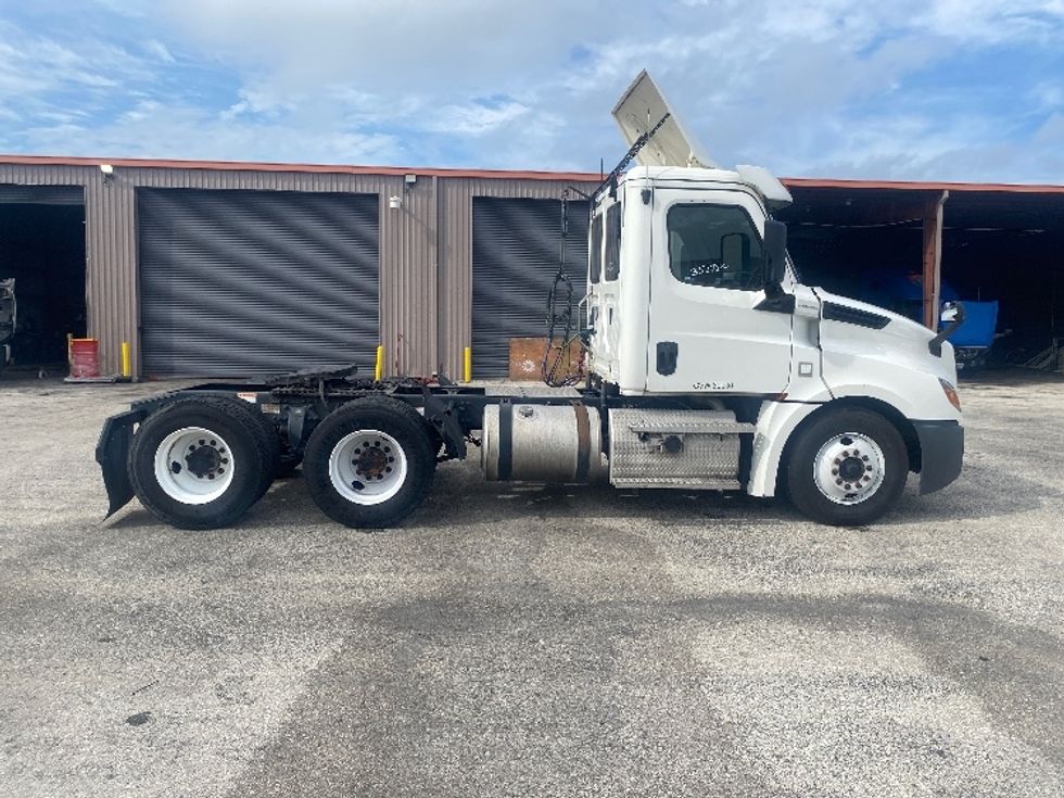 Day Cab Tractor-Heavy Duty Tractors-Freightliner-2020-T12664ST-Tampa-FL-425,431\n\t\tmiles-$ 51,000 - Image 8