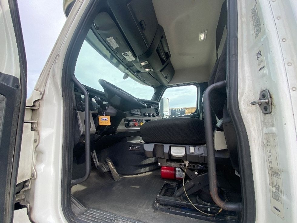 Day Cab Tractor-Heavy Duty Tractors-Freightliner-2020-T12664ST-Tampa-FL-425,431\n\t\tmiles-$ 51,000 - Image 9