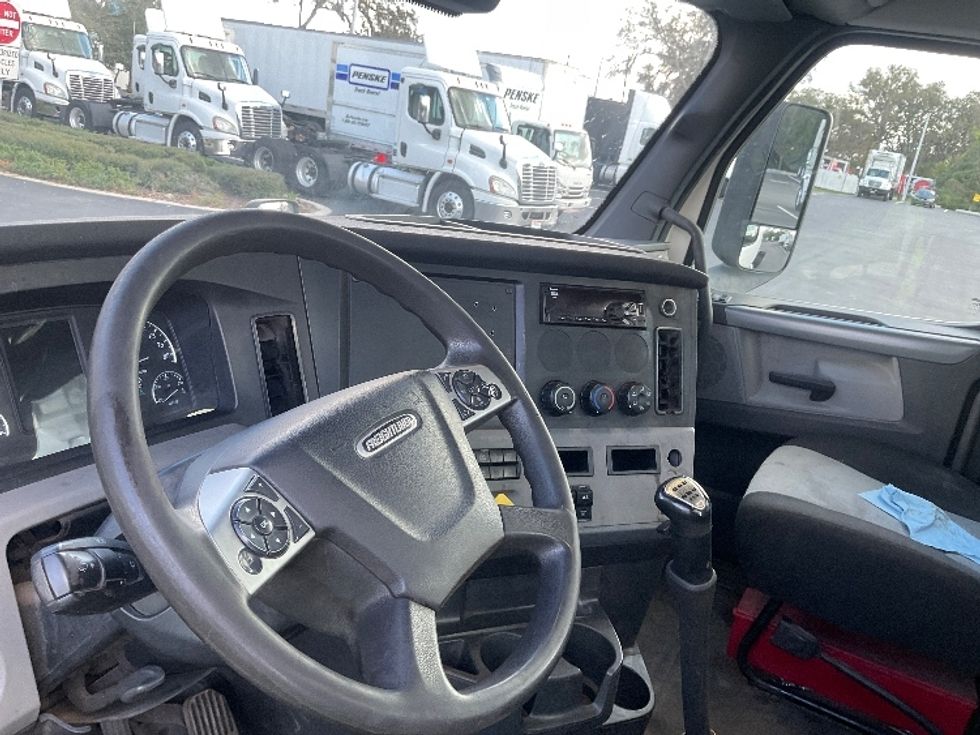 Day Cab Tractor-Heavy Duty Tractors-Freightliner-2020-T12664ST-Tampa-FL-438,826\n\t\tmiles-$ 43,750 - Image 10
