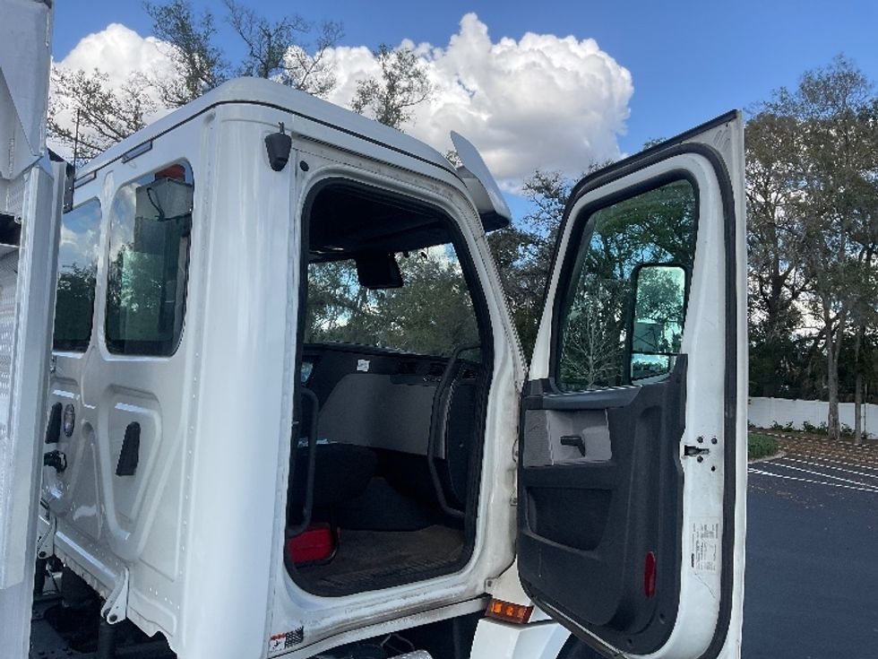 Day Cab Tractor-Heavy Duty Tractors-Freightliner-2020-T12664ST-Tampa-FL-438,826\n\t\tmiles-$ 43,750 - Image 12