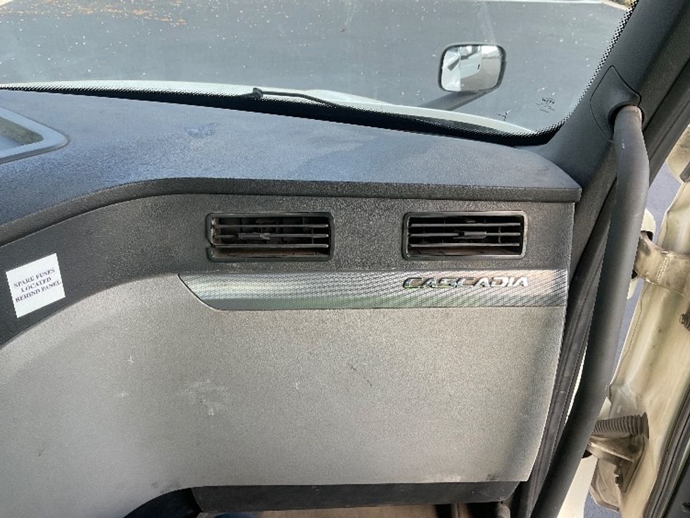 Day Cab Tractor-Heavy Duty Tractors-Freightliner-2020-T12664ST-Tampa-FL-438,826\n\t\tmiles-$ 43,750 - Image 13