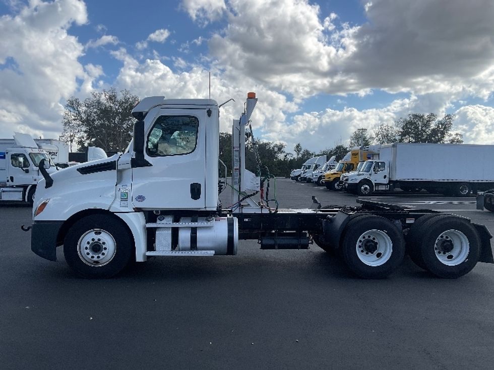 Day Cab Tractor-Heavy Duty Tractors-Freightliner-2020-T12664ST-Tampa-FL-438,826\n\t\tmiles-$ 43,750 - Image 4