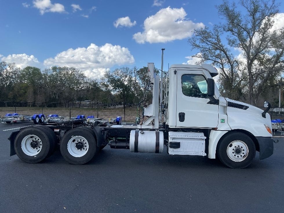 Day Cab Tractor-Heavy Duty Tractors-Freightliner-2020-T12664ST-Tampa-FL-438,826\n\t\tmiles-$ 43,750 - Image 8