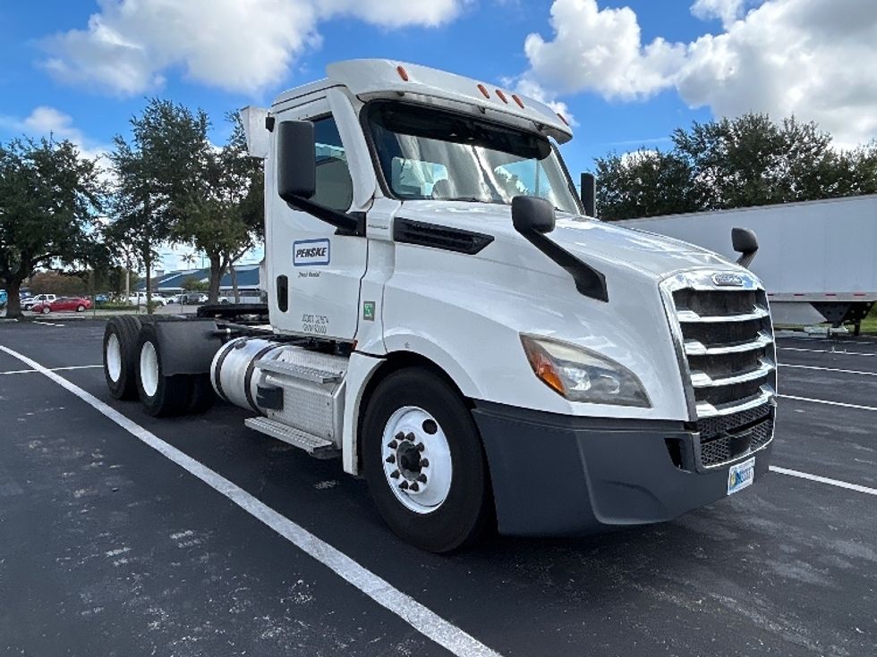 Day Cab Tractor-Heavy Duty Tractors-Freightliner-2020-T12664ST-Tampa-FL-456,671\n\t\tmiles-$ 41,750 - Image 1