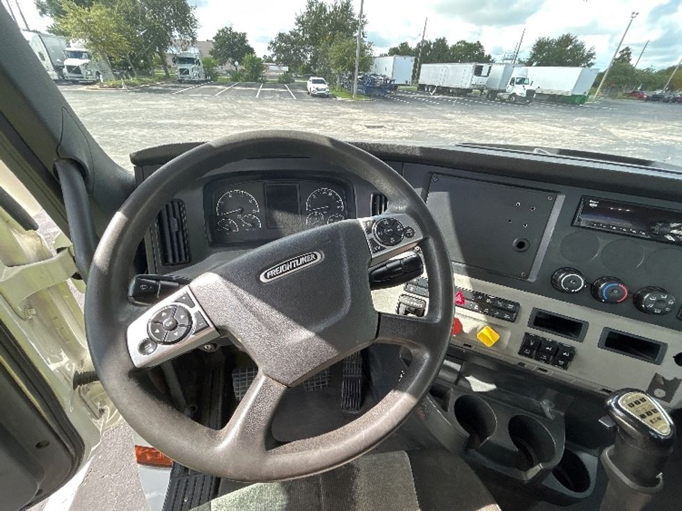 Day Cab Tractor-Heavy Duty Tractors-Freightliner-2020-T12664ST-Tampa-FL-456,671\n\t\tmiles-$ 41,750 - Image 10