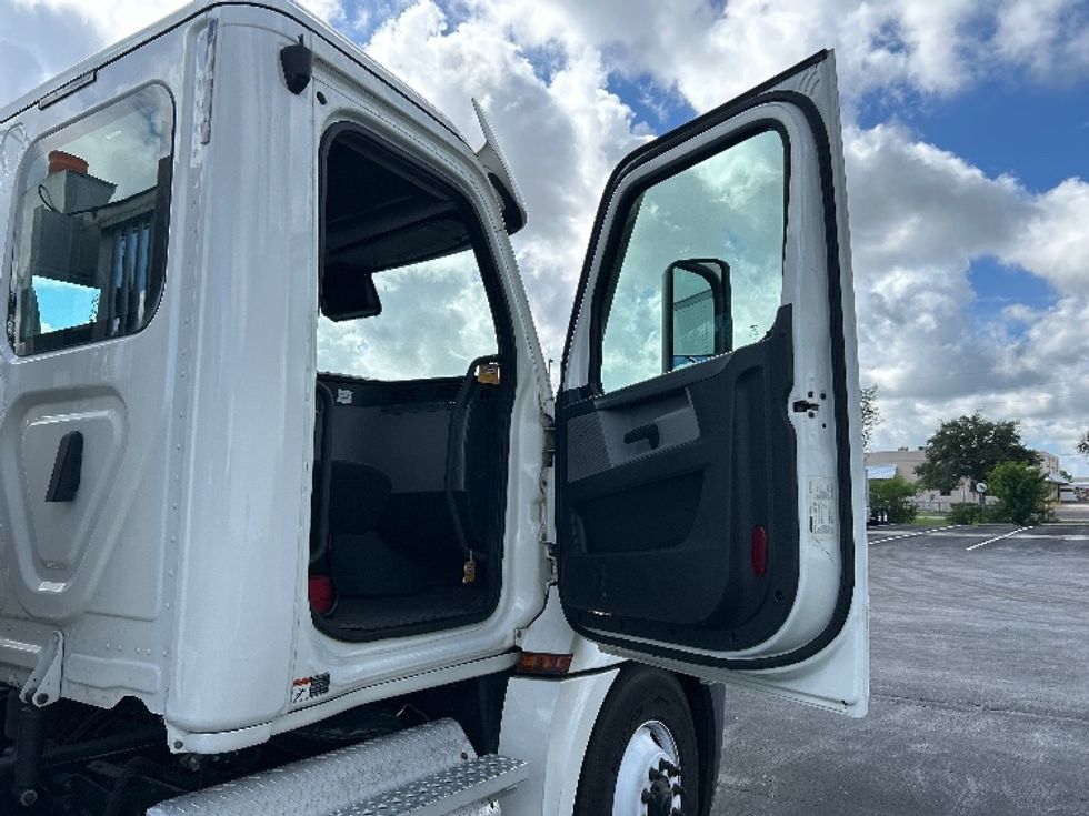 Day Cab Tractor-Heavy Duty Tractors-Freightliner-2020-T12664ST-Tampa-FL-456,671\n\t\tmiles-$ 41,750 - Image 11