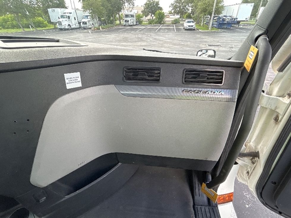 Day Cab Tractor-Heavy Duty Tractors-Freightliner-2020-T12664ST-Tampa-FL-456,671\n\t\tmiles-$ 41,750 - Image 12