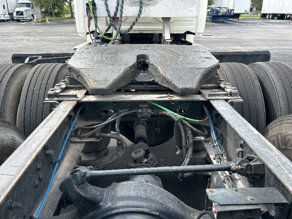 Day Cab Tractor-Heavy Duty Tractors-Freightliner-2020-T12664ST-Tampa-FL-456,671\n\t\tmiles-$ 41,750 - Image 16