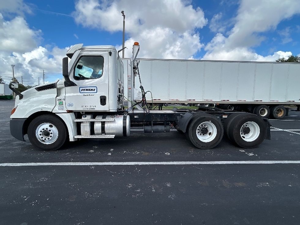 Day Cab Tractor-Heavy Duty Tractors-Freightliner-2020-T12664ST-Tampa-FL-456,671\n\t\tmiles-$ 41,750 - Image 4