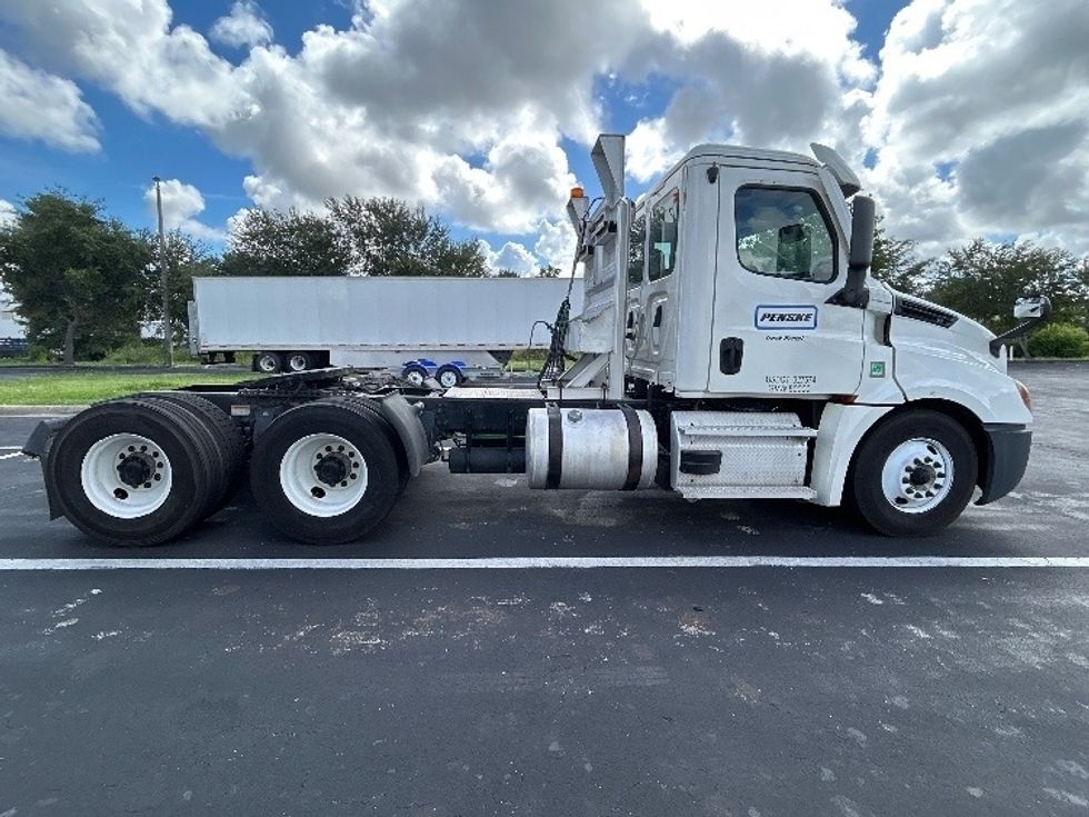 Day Cab Tractor-Heavy Duty Tractors-Freightliner-2020-T12664ST-Tampa-FL-456,671\n\t\tmiles-$ 41,750 - Image 7
