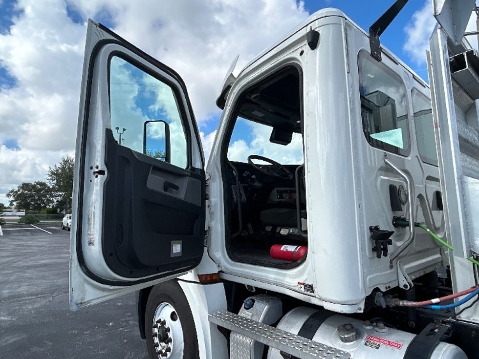 Day Cab Tractor-Heavy Duty Tractors-Freightliner-2020-T12664ST-Tampa-FL-456,671\n\t\tmiles-$ 41,750 - Image 8