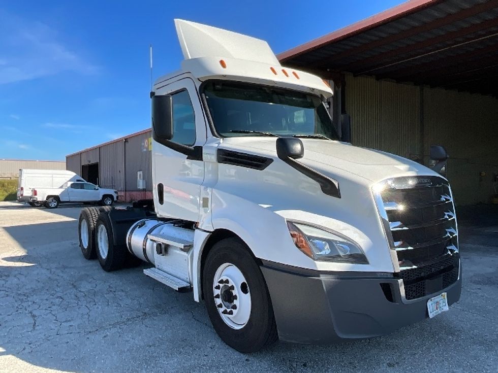 Day Cab Tractor-Heavy Duty Tractors-Freightliner-2020-T12664ST-Tampa-FL-558,821\n\t\tmiles-$ 38,750 - Image 1