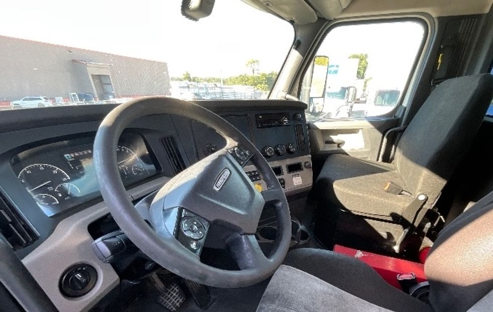 Day Cab Tractor-Heavy Duty Tractors-Freightliner-2020-T12664ST-Tampa-FL-558,821\n\t\tmiles-$ 38,750 - Image 10