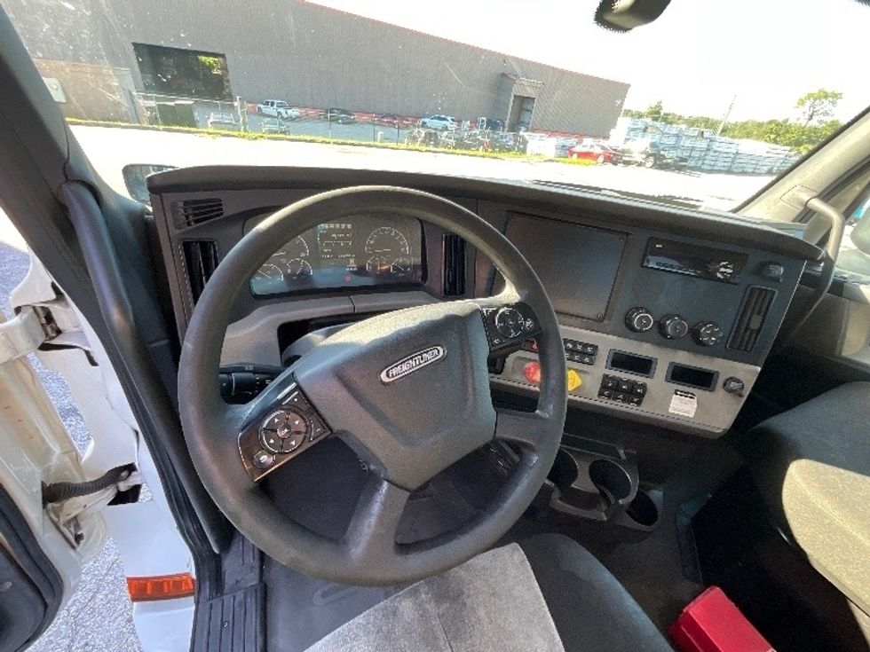 Day Cab Tractor-Heavy Duty Tractors-Freightliner-2020-T12664ST-Tampa-FL-558,821\n\t\tmiles-$ 38,750 - Image 11