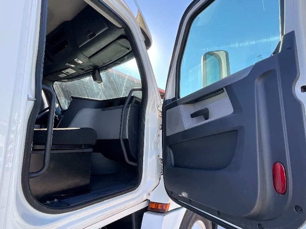 Day Cab Tractor-Heavy Duty Tractors-Freightliner-2020-T12664ST-Tampa-FL-558,821\n\t\tmiles-$ 38,750 - Image 12