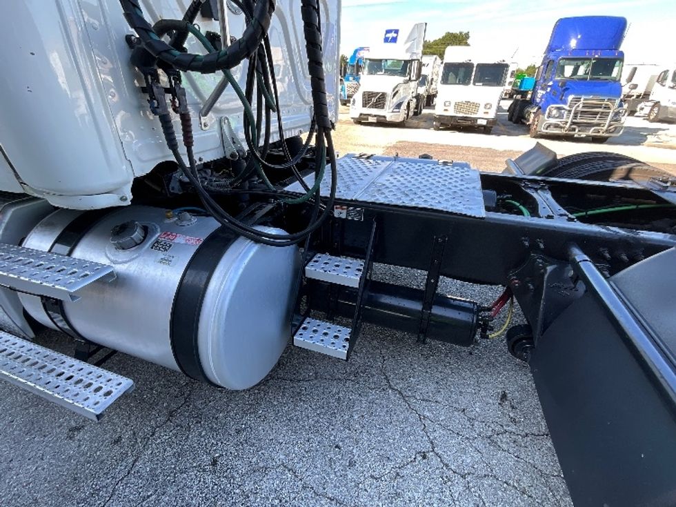 Day Cab Tractor-Heavy Duty Tractors-Freightliner-2020-T12664ST-Tampa-FL-558,821\n\t\tmiles-$ 38,750 - Image 17