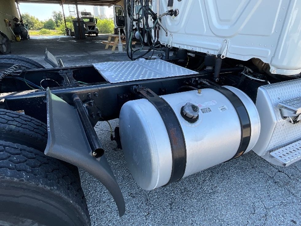 Day Cab Tractor-Heavy Duty Tractors-Freightliner-2020-T12664ST-Tampa-FL-558,821\n\t\tmiles-$ 38,750 - Image 18