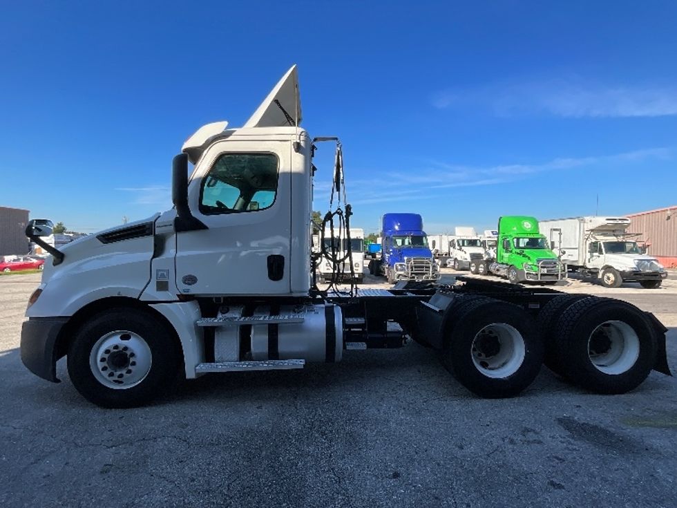 Day Cab Tractor-Heavy Duty Tractors-Freightliner-2020-T12664ST-Tampa-FL-558,821\n\t\tmiles-$ 38,750 - Image 4