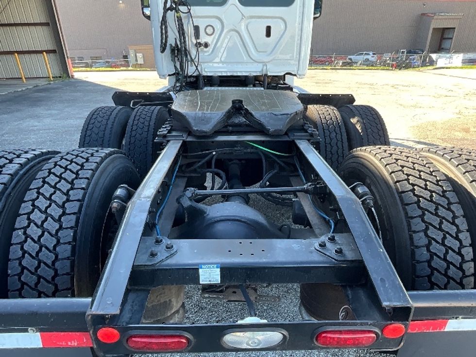 Day Cab Tractor-Heavy Duty Tractors-Freightliner-2020-T12664ST-Tampa-FL-558,821\n\t\tmiles-$ 38,750 - Image 6