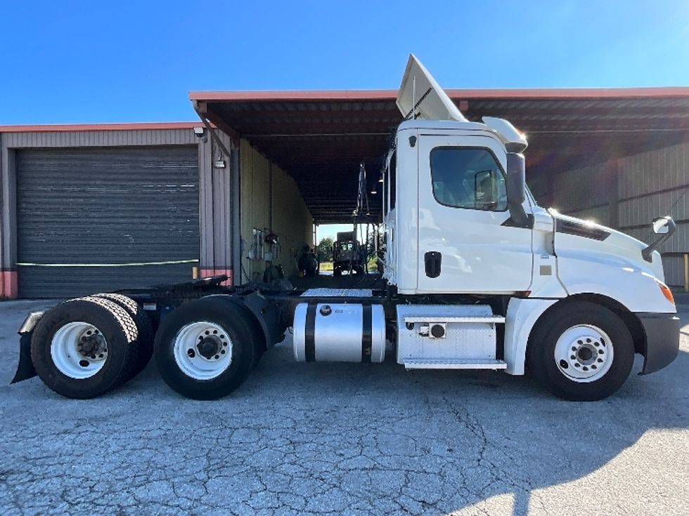Day Cab Tractor-Heavy Duty Tractors-Freightliner-2020-T12664ST-Tampa-FL-558,821\n\t\tmiles-$ 38,750 - Image 8
