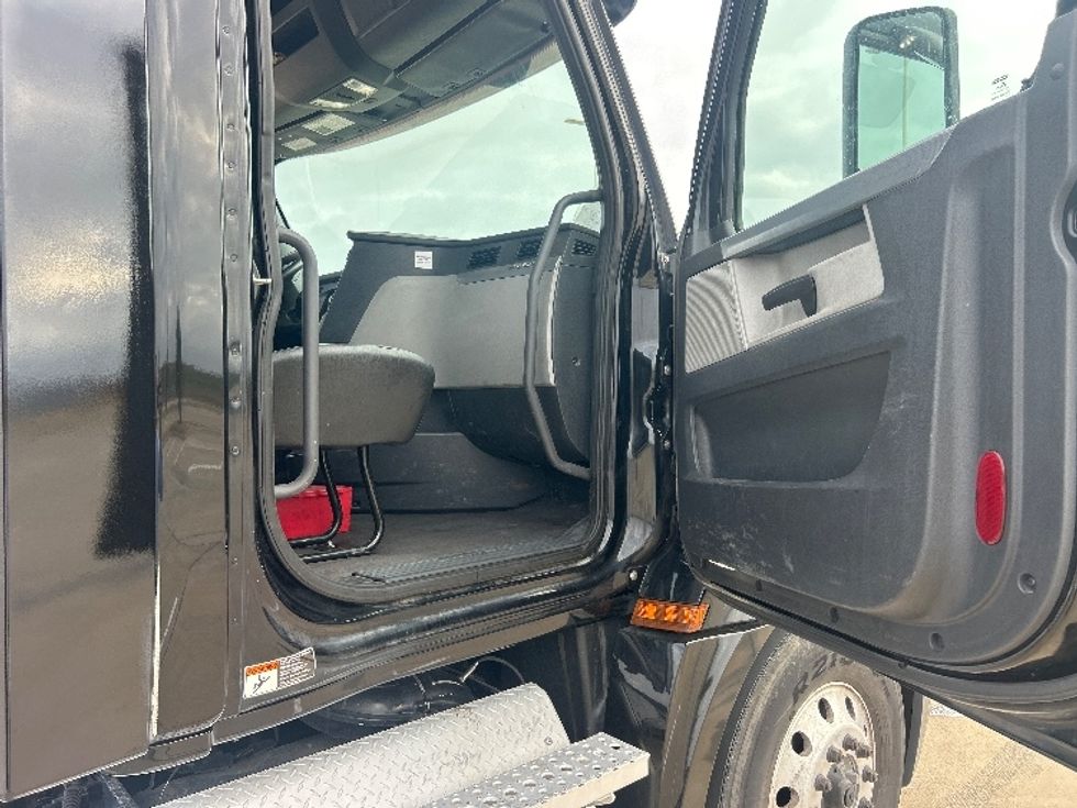 Day Cab Tractor-Heavy Duty Tractors-Freightliner-2020-T12664ST-Terrell-TX-325,756\n\t\tmiles-$ 52,500 - Image 12