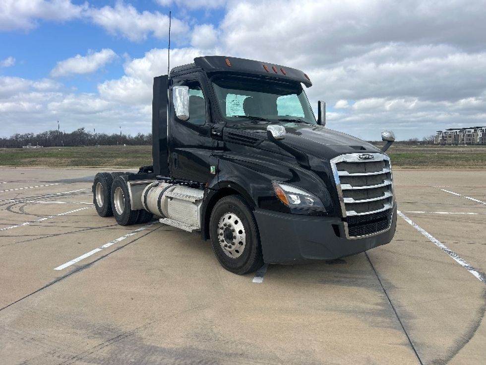 Day Cab Tractor-Heavy Duty Tractors-Freightliner-2020-T12664ST-Terrell-TX-331,734\n\t\tmiles-$ 52,000 - Image 1