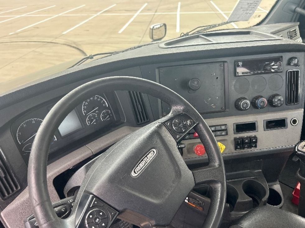 Day Cab Tractor-Heavy Duty Tractors-Freightliner-2020-T12664ST-Terrell-TX-331,734\n\t\tmiles-$ 52,000 - Image 10