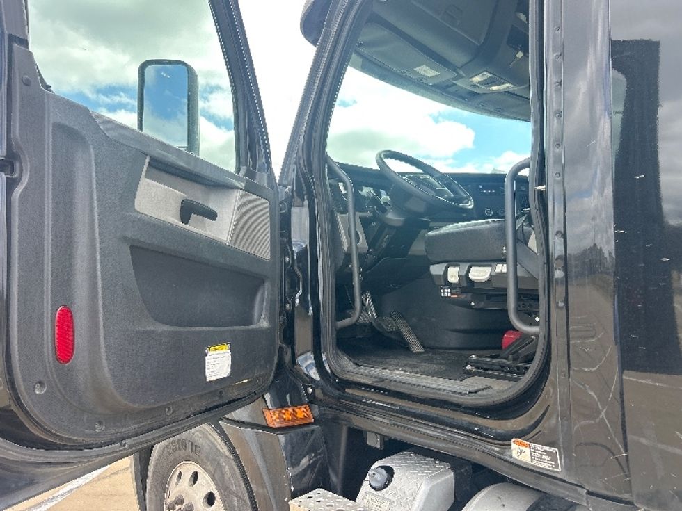 Day Cab Tractor-Heavy Duty Tractors-Freightliner-2020-T12664ST-Terrell-TX-331,734\n\t\tmiles-$ 52,000 - Image 9