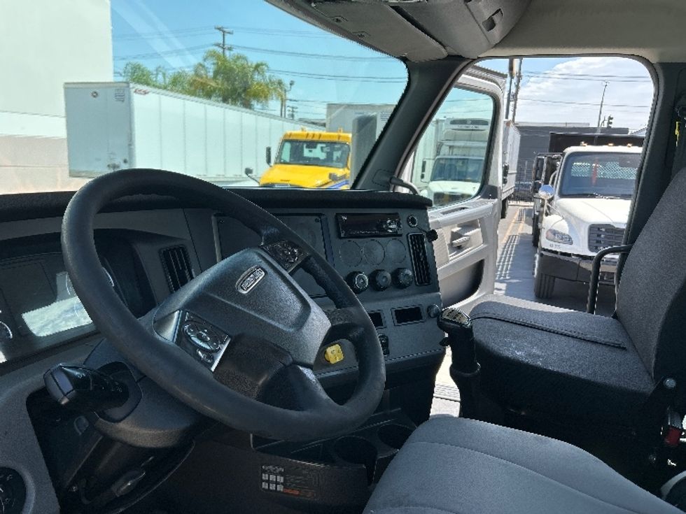 Day Cab Tractor-Heavy Duty Tractors-Freightliner-2020-T12664ST-Torrance-CA-121,373\n\t\tmiles-$ 62,750 - Image 10