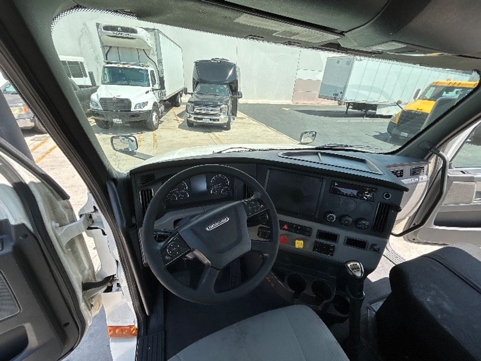 Day Cab Tractor-Heavy Duty Tractors-Freightliner-2020-T12664ST-Torrance-CA-121,373\n\t\tmiles-$ 62,750 - Image 11