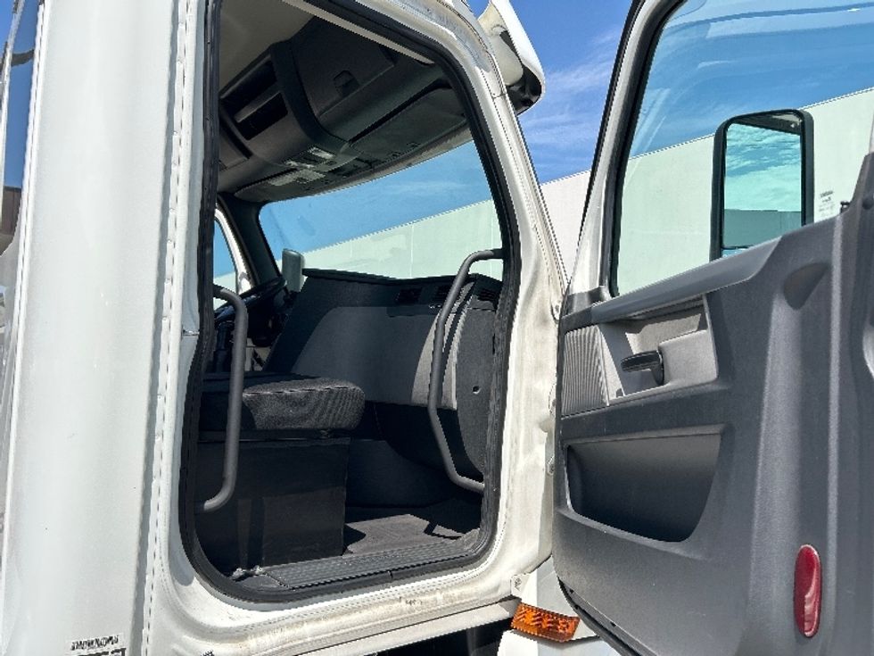 Day Cab Tractor-Heavy Duty Tractors-Freightliner-2020-T12664ST-Torrance-CA-121,373\n\t\tmiles-$ 62,750 - Image 12