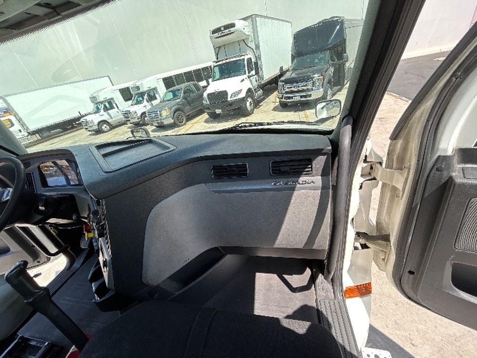 Day Cab Tractor-Heavy Duty Tractors-Freightliner-2020-T12664ST-Torrance-CA-121,373\n\t\tmiles-$ 62,750 - Image 13