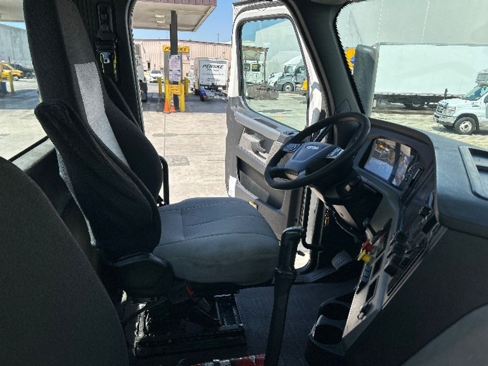 Day Cab Tractor-Heavy Duty Tractors-Freightliner-2020-T12664ST-Torrance-CA-121,373\n\t\tmiles-$ 62,750 - Image 14