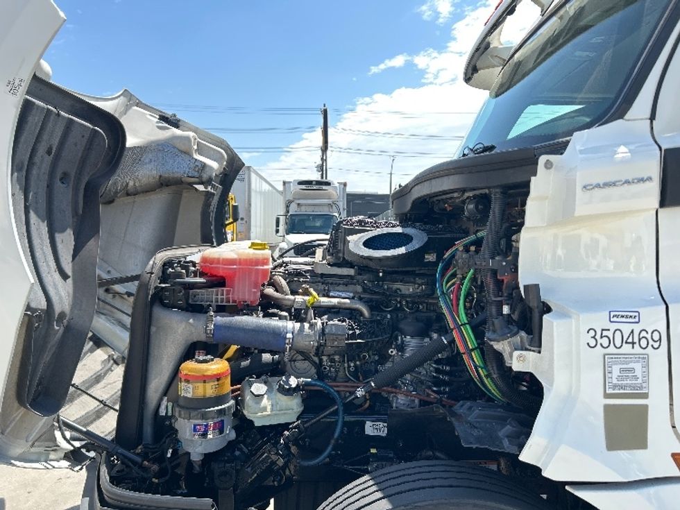 Day Cab Tractor-Heavy Duty Tractors-Freightliner-2020-T12664ST-Torrance-CA-121,373\n\t\tmiles-$ 62,750 - Image 16