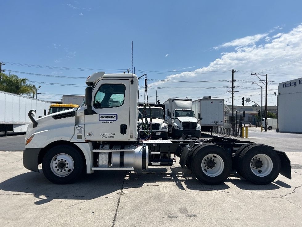 Day Cab Tractor-Heavy Duty Tractors-Freightliner-2020-T12664ST-Torrance-CA-121,373\n\t\tmiles-$ 62,750 - Image 4