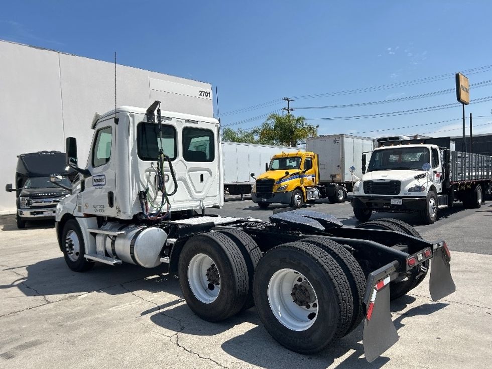 Day Cab Tractor-Heavy Duty Tractors-Freightliner-2020-T12664ST-Torrance-CA-121,373\n\t\tmiles-$ 62,750 - Image 5