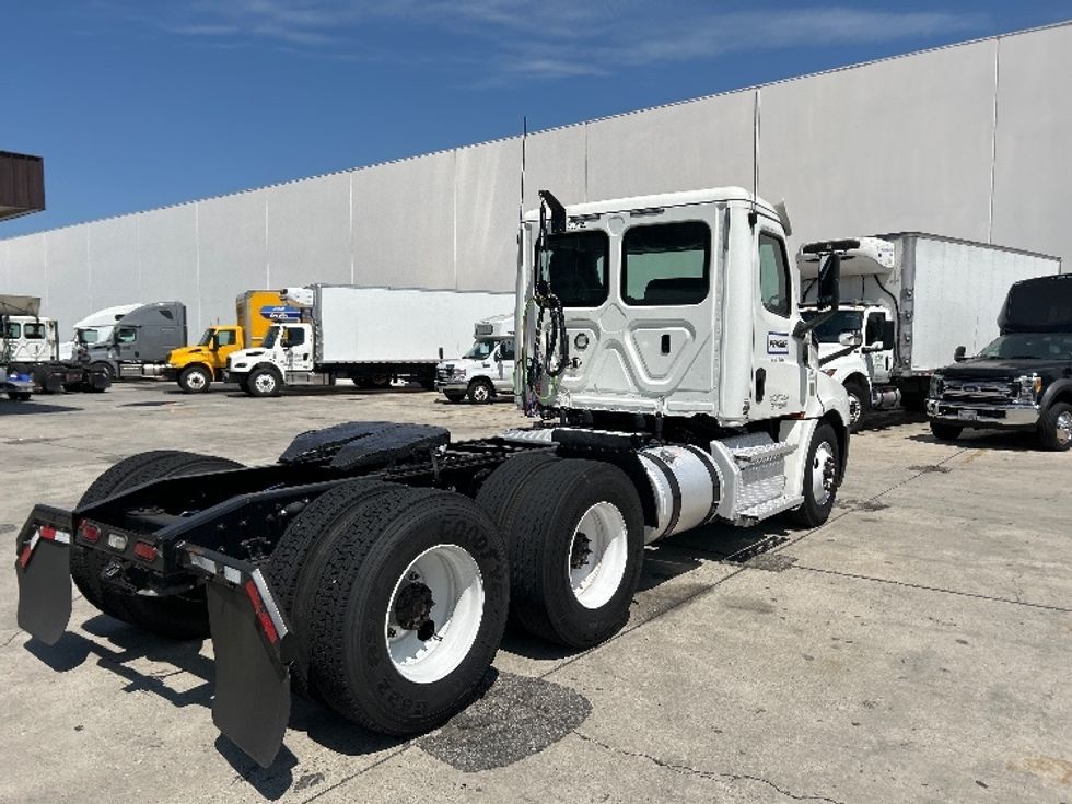 Day Cab Tractor-Heavy Duty Tractors-Freightliner-2020-T12664ST-Torrance-CA-121,373\n\t\tmiles-$ 62,750 - Image 7