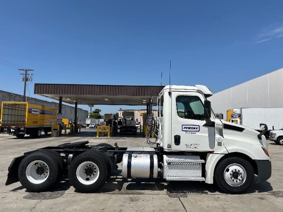Day Cab Tractor-Heavy Duty Tractors-Freightliner-2020-T12664ST-Torrance-CA-121,373\n\t\tmiles-$ 62,750 - Image 8