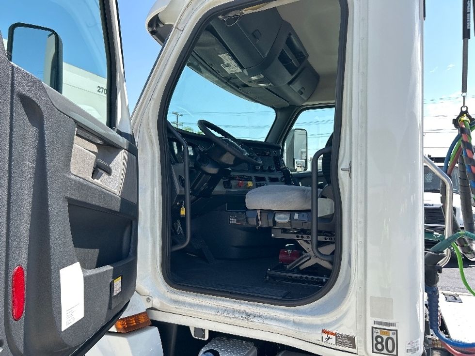 Day Cab Tractor-Heavy Duty Tractors-Freightliner-2020-T12664ST-Torrance-CA-121,373\n\t\tmiles-$ 62,750 - Image 9