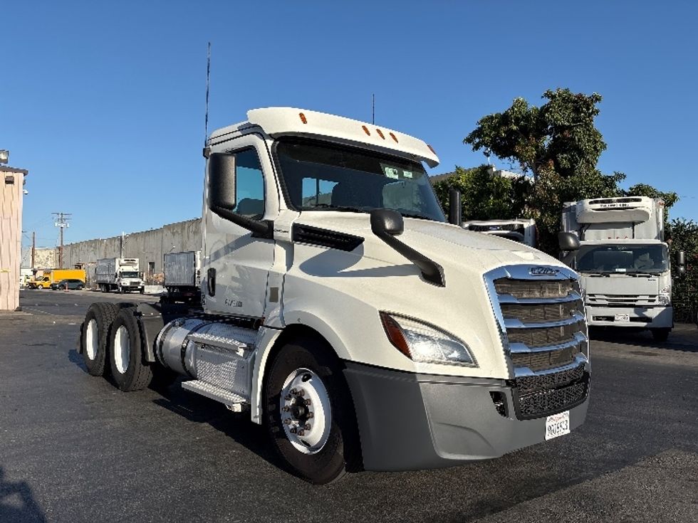 Day Cab Tractor-Heavy Duty Tractors-Freightliner-2020-T12664ST-Torrance-CA-128,204\n\t\tmiles-$ 62,250 - Image 1