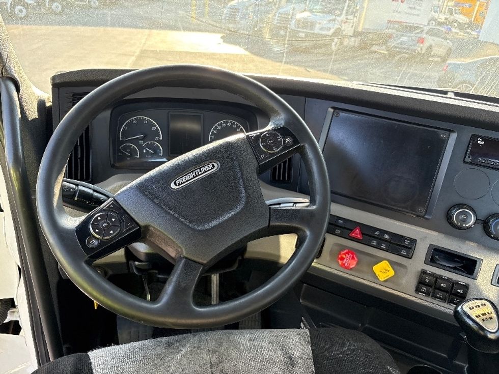 Day Cab Tractor-Heavy Duty Tractors-Freightliner-2020-T12664ST-Torrance-CA-128,204\n\t\tmiles-$ 62,250 - Image 11